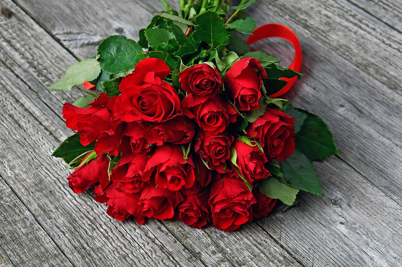 Send Unique Gifts Apart From the traditional Red Roses Valentine's Day